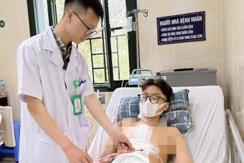 Nam thanh niên nằm điều trị tại Bệnh viện Hữu nghị Việt Đức.