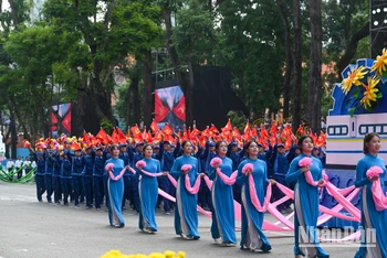 Khối Công nhân tham gia lễ diễu binh, diễu hành.