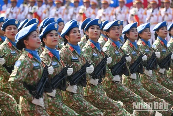 Khối Gìn giữ hòa bình diễu qua Lễ đài. (Ảnh: DUY LINH)