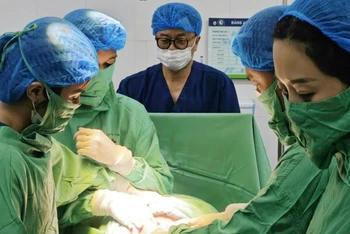 Các bác sĩ cấp cứu kịp thời cho sản phụ, bảo đảm an toàn tính mạng cả mẹ và con.