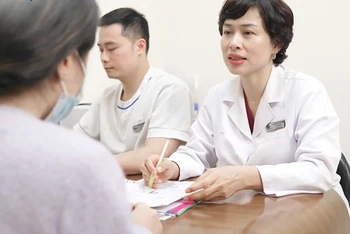 Bác sĩ tư vấn cho gia đình sản phụ.