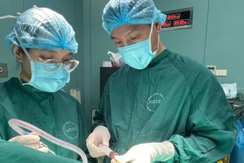 Bác sĩ tiến hành phẫu thuật cho bệnh nhân.