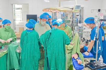 Các bác sĩ phẫu thuật lấy thai, bảo toàn tính mạng cho sản phụ.