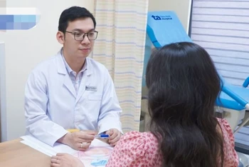 Bác sĩ chuyên khoa I Lê Quang Hưng tư vấn cho sản phụ.