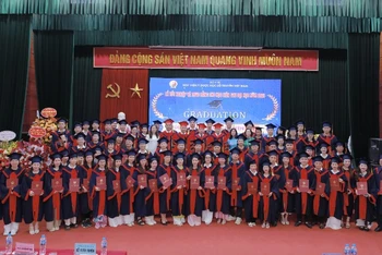 Học viện Y-Dược học cổ truyền Việt Nam trao bằng tốt nghiệp sau đại học cho các tân thạc sĩ, tân bác sĩ nội trú, tân bác sĩ chuyên khoa I, tân bác sĩ chuyên khoa II.
