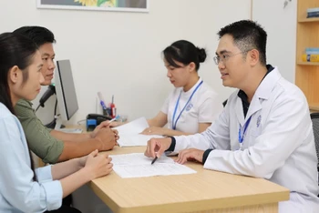 Bác sĩ Lý Thiện Trung, Trưởng Đơn nguyên Hỗ trợ sinh sản-Trung tâm IVF Quốc Ánh tư vấn cho gia đình hiếm muộn.