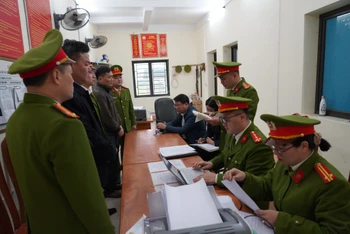 Cơ quan Điều tra công bố quyết định khởi tố bị can, lệnh bắt bị can để tạm giam đối với 2 đối tượng.