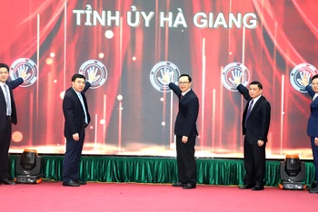 Các đồng chí lãnh đạo tỉnh Hà Giang ấn nút phát động cuộc thi.