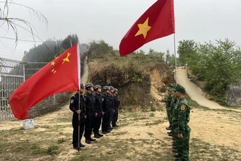 Đội hình tuần tra hai nước Việt Nam-Trung Quốc gặp gỡ trên tuyến biên giới.