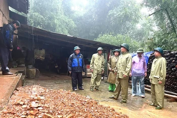 Lãnh đạo huyện Đồng Văn chỉ đạo công tác di dời các hộ dân ra khỏi vùng nguy cơ sạt lở.