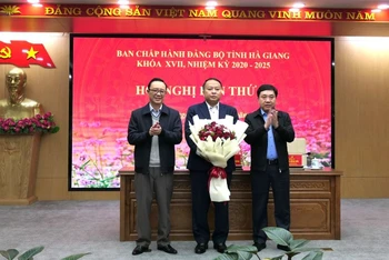 Các đồng chí lãnh đạo tỉnh Hà Giang tặng hoa chúc mừng đồng chí Phan Huy Ngọc.