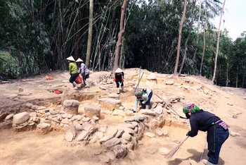 Bảo tàng tỉnh Hà Giang tổ chức khai quật khảo cổ tại khu vực nền chùa cũ ở thôn Bó Củng, thị trấn Yên Phú, huyện Bắc Mê.