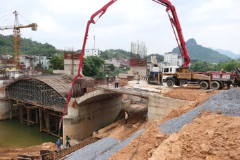 Đơn vị thi công đập dâng nước tạo cảnh quan thành phố Hà Giang sẵn sàng di dời người, máy móc khi mực nước dâng cao.