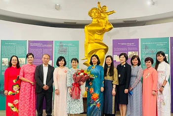 Bà Ishiba Yoshiko, Phu nhân Thủ tướng Nhật Bản Ishiba Shigeru chụp ảnh lưu cùng đại diện Hội Liên hiệp Phụ nữ Việt Nam và Bảo tàng Phụ nữ Việt Nam.