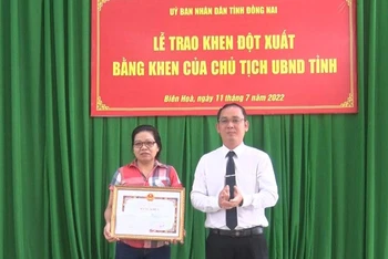 Chị Lê Thị Vân đón nhận Bằng khen của Chủ tịch Ủy ban nhân dân tỉnh Đồng Nai.