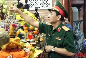 Đại tướng Phan Văn Giang dâng hương tưởng niệm Chủ tịch Hồ Chí Minh và các Anh hùng Liệt sĩ tại Khu di tích lịch sử Quốc gia 27/7.