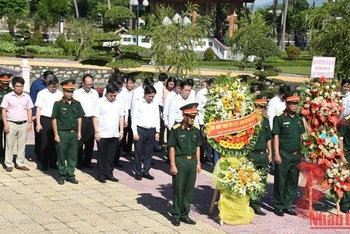 Đoàn công tác Ban Tuyên giáo Trung ương đặt vòng hoa, dâng hương tại Nghĩa trang Liệt sĩ Điện Bàn.