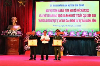 Tặng Bằng khen cho tập thể, cá nhân có thành tích xuất sắc trong phong trào toàn dân bảo vệ an ninh Tổ quốc ở huyện Kim Động, Hưng Yên.