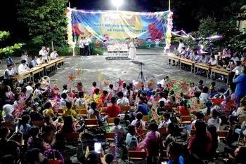 Các em thiếu nhi Trường Tiểu học 2 Thạch Ngàn vui hội Trung thu.