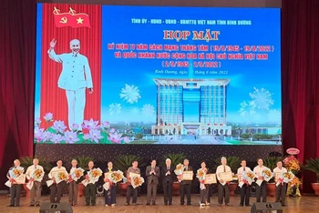 Lãnh đạo tỉnh Bình Dương trao Huy hiệu Đảng tặng các đảng viên.