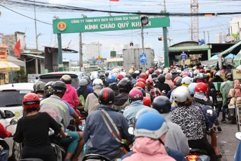 Kẹt xe kéo dài ở khu vực phà Cát Lái, nối TP Thủ Đức với huyện Nhơn Trạch, Đồng Nai.