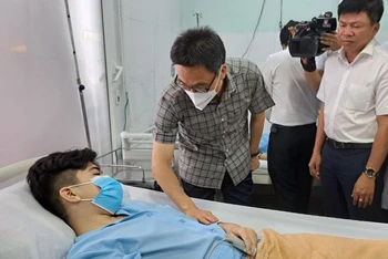 Phó Thủ tướng Vũ Đức Đam thăm nạn nhân bị thương tại Bệnh viện đa khoa An Phú.