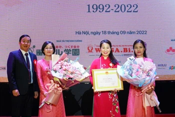 Khoa Ngôn ngữ và Văn hóa Nhật Bản đón nhận Bằng khen của Giám đốc Đại học Quốc gia Hà Nội.