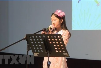 Thí sinh có mẹ là người Việt Nam thể hiện tại cuộc thi. (Ảnh: Khánh Vân/TTXVN)