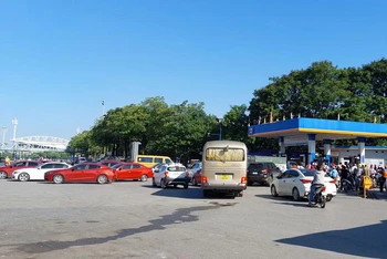 Cây xăng tại đường Lê Đức Thọ, ô-tô xếp hàng dài đến gần hết lòng đường.