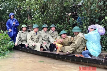 Phó Thủ tướng Lê Văn Thành cùng lãnh đạo tỉnh Thừa Thiên Huế di chuyển bằng đò đến vùng đang bị ngập lụt nặng - xóm Mỹ Ổn, thôn An Xuân, xã Quảng An, huyện Quảng Điền.