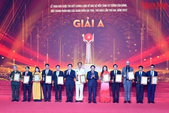 Đồng chí Nguyễn Xuân Thắng và đồng chí Nguyễn Trọng Nghĩa trao giải A cho các tác giả, nhóm tác giả.