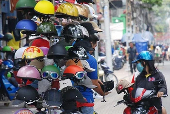 Mũ bảo hiểm không đạt chuẩn vẫn bày bán tràn lan. 