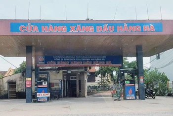 Cửa hàng xăng dầu trên đường Phan Đình Phùng (thành phố Đồng Hới) trưng biển hết hàng đã mấy ngày nay.