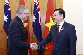 Chủ tịch Quốc hội Vương Đình Huệ hội kiến Thủ tướng Australia Anthony Albanese. (Ảnh: DOÃN TẤN/TTXVN)