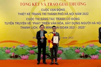 Ban tổ chức trao giải cho các tác giả có tác phẩm ấn tượng nhất.