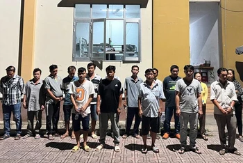 Các đối tượng bị phát hiện đánh bạc và tổ chức đánh bạc dưới nhiều hình thức.