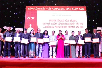 Lãnh đạo Tỉnh ủy và Hội Văn học Nghệ thuật tỉnh Đắk Lắk trao giấy khen cho các tập thể có thành tích xuất sắc trong hoạt động Hội năm 2022.