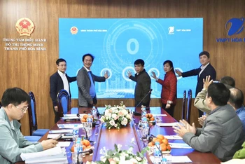 Lãnh đạo các sở, ngành, thành phố và VNPT Hòa Bình ấn nút khai trương Trung tâm điều hành đô thị thông minh.
