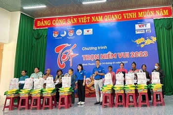 Đại diện Ban tổ chức và đơn vị đồng hành trao tặng quà Tết đến đồng bào dân tộc thiểu số huyện Tuy Phong, tỉnh Bình Thuận.