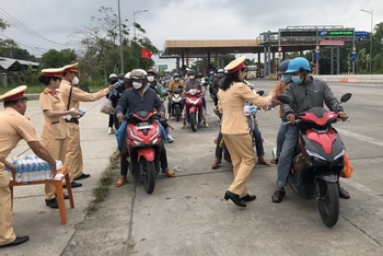 Người tham gia giao thông vui mừng khi được Cảnh sát giao thông, Công an tỉnh Sóc Trăng tặng nước uống, khăn lạnh khi trở lại các thành phố lớn để làm việc, học tập.