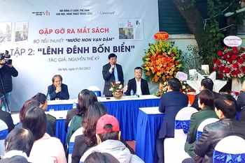 Lễ ra mắt sách tại Hà Nội.