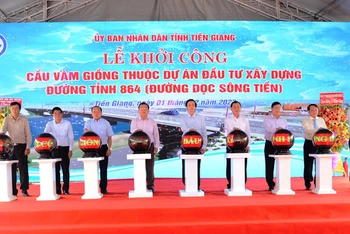 Các đại biểu thực hiện nghi thức khởi công cầu Vàm Giồng.