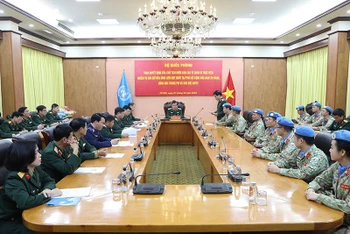 Quang cảnh buổi trao quyết định.
