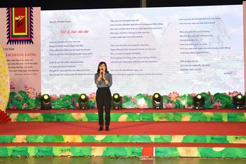 Tác giả đọc thơ tại Đêm thơ.