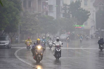 Khu vực Hà Nội sáng và đêm có mưa nhỏ, mưa phùn và sương mù, trời lạnh. (Ảnh minh họa)