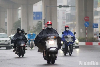 Khu vực Hà Nội đêm và sáng có mưa nhỏ, mưa phùn và sương mù, trời lạnh. (Ảnh minh họa: NHẬT QUANG)