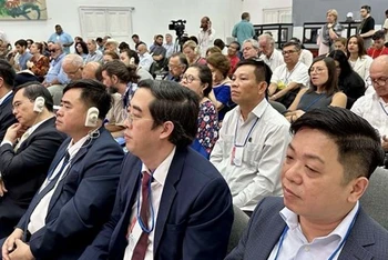Đoàn đại biểu Đảng Cộng sản Việt Nam do đồng chí PGS, TS Vũ Trọng Lâm, Phó Tổng Biên tập Tạp chí Cộng sản làm Trưởng đoàn, tham dự cuộc gặp.