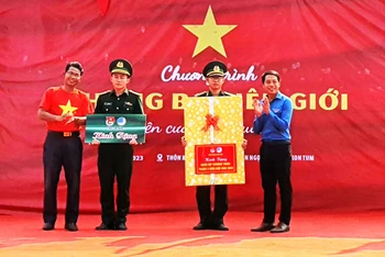 Tặng quà cho Đồn Biên phòng Đăk Xú và Bờ Y tại chương trình.