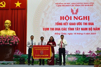 Trao cờ luân lưu cho Cụm trưởng thi đua năm 2023.