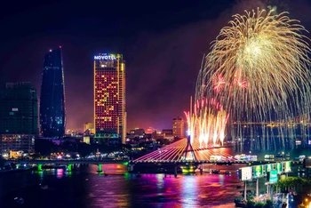 Đà Nẵng rực rỡ trong đêm pháo hoa. (Ảnh: Ban Tổ chức)